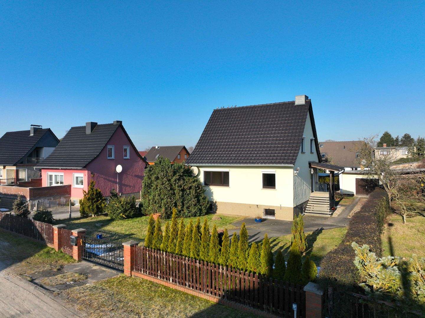 Immobilie in Rathenow - Ruhig gelegenes, sofort beziehbares Einfamilienhaus in Rathenow-Nord mit großem Garten, Kamin und Nebengebäude - Bild 0