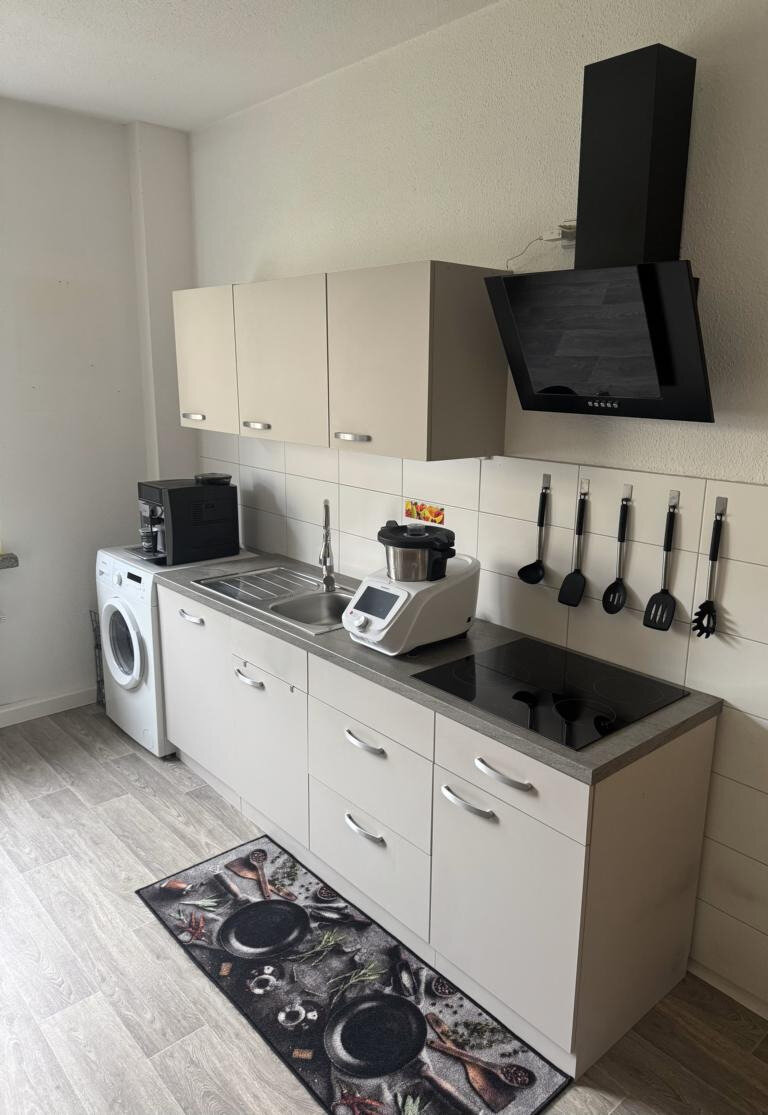 Wohnung zur Miete 432 € 3 Zimmer 672,6 m²<br/>Wohnfläche EG<br/>Geschoss ab sofort<br/>Verfügbarkeit Weststr. 8 Hohenstein-Ernstthal Hohenstein-Ernstthal 09337