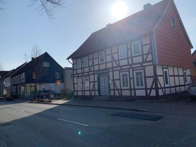Immobilie in Delligsen - Charmantes, denkmalgeschütztes Fachwerkhaus in einer Ausfallstraße - Bild 1