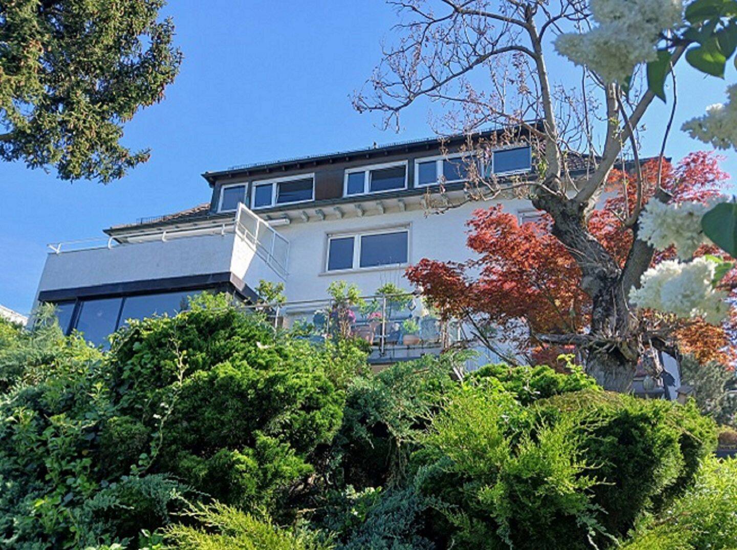 TRÄUMEN SIE DIE REALITÄT! Villa mit Garten und zwei Garagen.