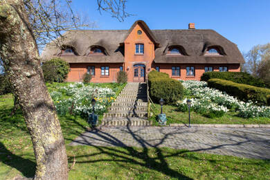 Herrenhaus zum Kauf 1.250.000 € 11 Zimmer 500 m² 9.665 m² Grundstück Liliencronweg 23 Pellworm 25849
