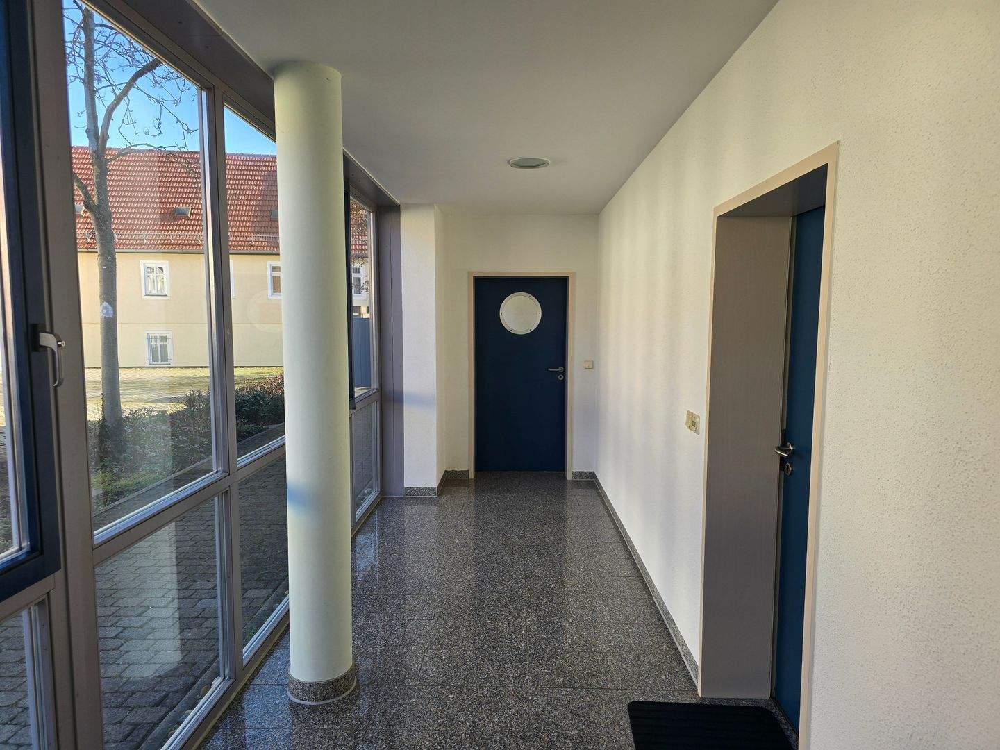 Immobilie in Nesse-Apfelstädt - Gepflegte 2-Raum-Wohnung mit Terrasse und Tiefgaragenstellplatz - Bild 2