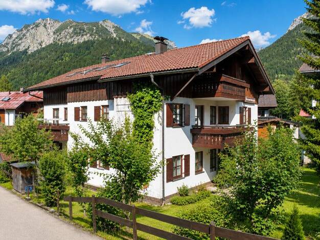 Haus zum Kauf 1.732.000 € 14 Zimmer 309 m² 574 m² Grundstück Oberstdorf Oberstdorf 87561