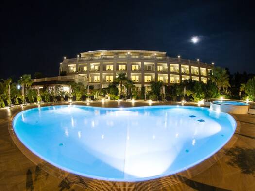 Hotel zum Kauf 85 Zimmer 9.218 m² Gastrofläche 10.000 m² Grundstück Desenzano 25015