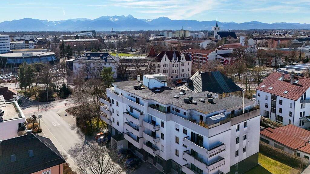 Stilvolles Penthouse mit großer Dachterrasse und Bergblick in zentraler Lage