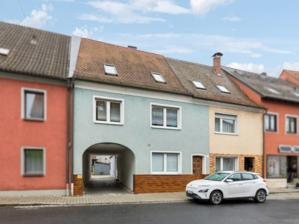 Reihenmittelhaus zum Kauf 199.000 € 4 Zimmer 128,5 m²<br/>Wohnfläche 678 m²<br/>Grundstück Hahnbach Hahnbach 92256