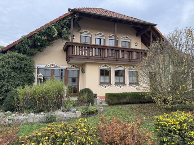 Einfamilienhaus zum Kauf provisionsfrei 550.000 € 8 Zimmer 266 m² 734 m² Grundstück Krensheim Grünsfeld 97947