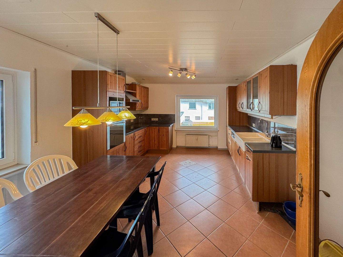 Immobilie in Weilburg - Zwei sanierte Einfamilienhäuser und Einliegerwohnung auf großem Grundstück in Weilburg-Ortsteil! - Bild 2