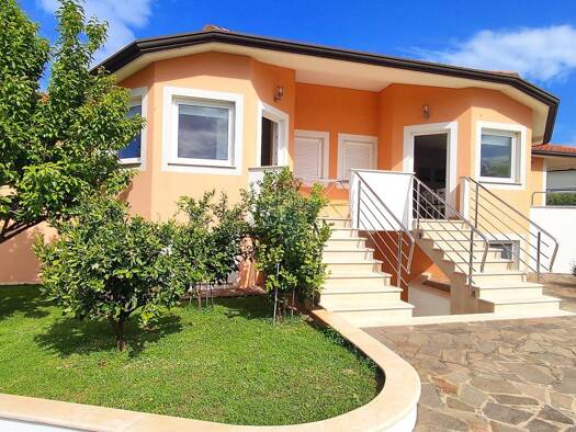 Einfamilienhaus zum Kauf 1.200.000 € 12 Zimmer 354 m² 1.300 m² Grundstück Umag 52470