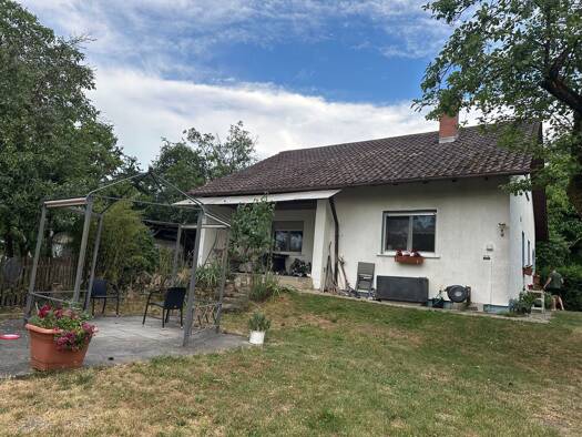 Einfamilienhaus zur Miete 1.350 € 5 Zimmer 158 m² 751 m² Grundstück frei ab sofort Staigstraße 10 Binningen Hilzingen 78247