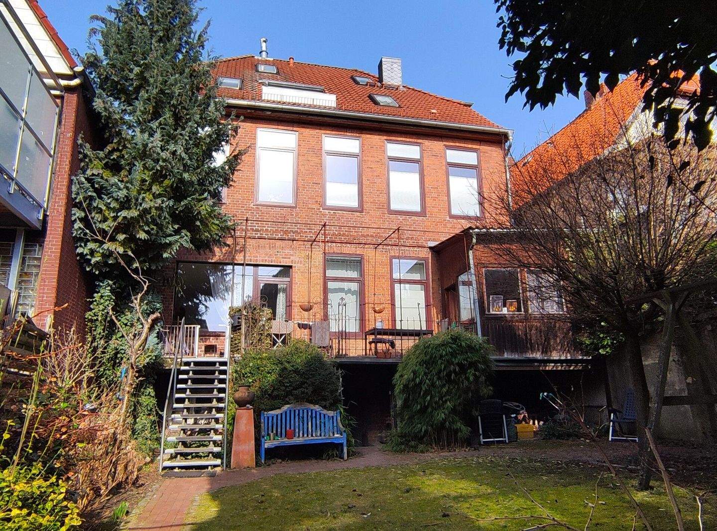 Immobilie in Mölln - Im Herzen der Altstadt! Teilsaniertes 3-Familienhaus mit Garten und PKW-Plätzen! - Bild 1