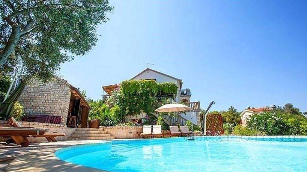Haus zur Miete 7.800 € 9 Zimmer 400 m² 900 m² Grundstück Trogir