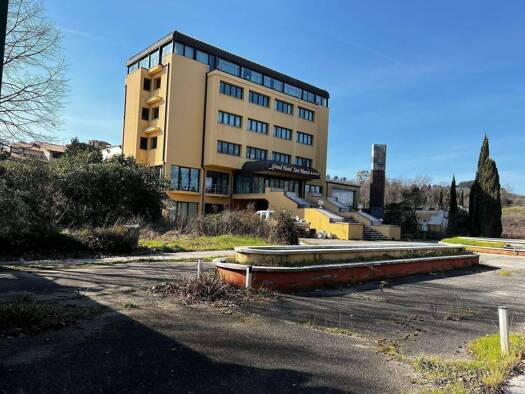 Hotel zur Versteigerung 2.550.000 € 84 Zimmer 7.710 m² Gastrofläche 20.770 m² Grundstück Pisa