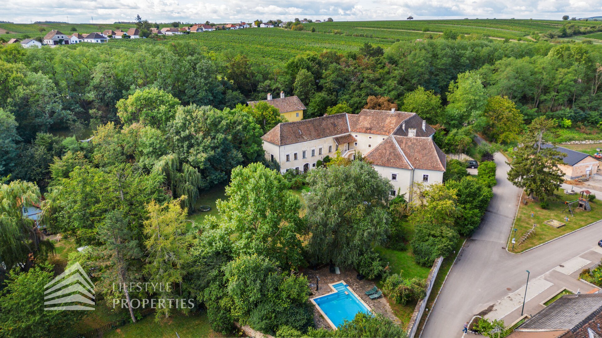 Schloss zum Kauf 1.900.000 € 17 Zimmer 661 m²<br/>Wohnfläche 4.086 m²<br/>Grundstück Zellerndorf 2051