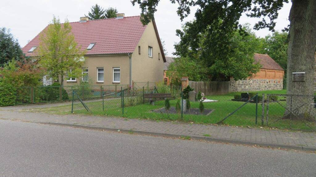 Haus zum Kauf 300.000 € 5 Zimmer 163 m² 17.420 m² Grundstück frei ab sofort Retzower Straße 13 Retzow Lychen 17279