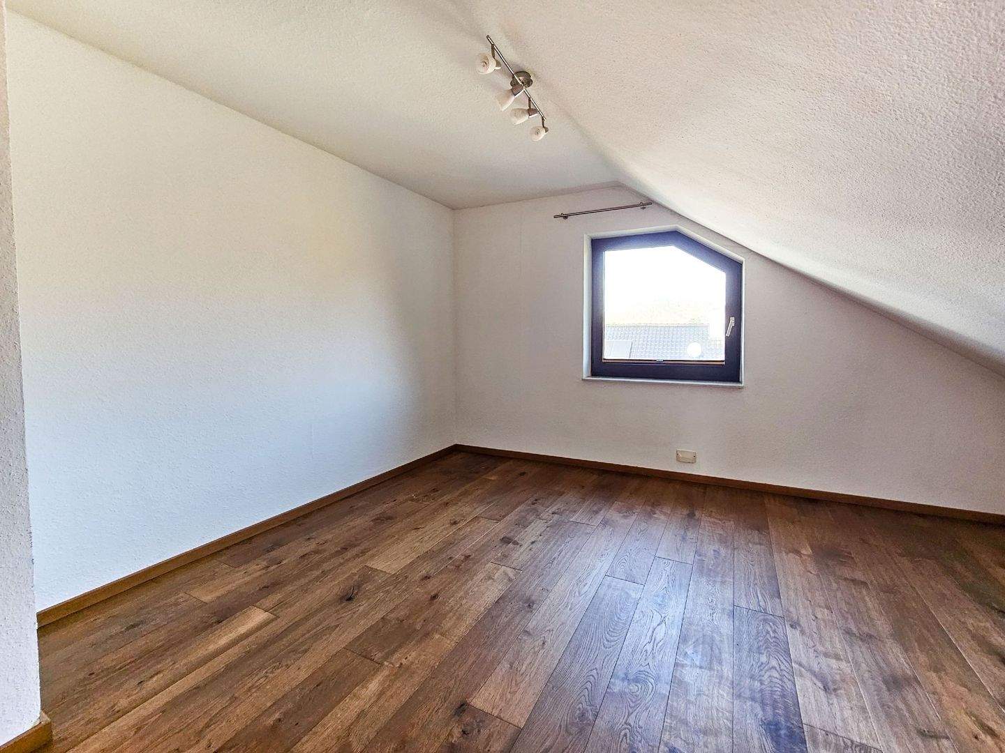 Immobilie in Unkel - Traumhafte Dachgeschosswohnung mit Balkon in bevorzugter Wohnlage von Unkel! Ca. 25 Min. bis Bonn - Bild 2