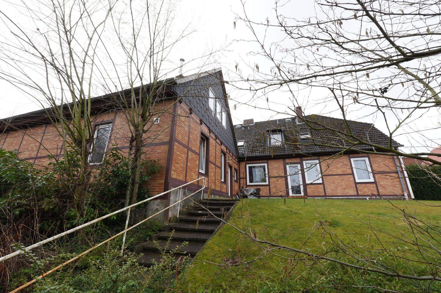 Immobilie in Bad Fallingbostel - Solides Zinshaus mit 6 Wohneinheiten und 4 Garagen! - Bild 2