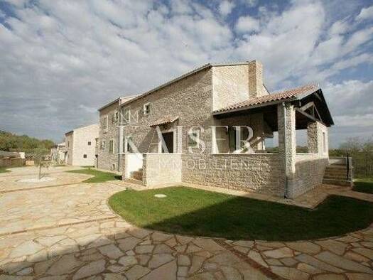 Haus zum Kauf 600.000 € 14 Zimmer 323 m² Motovun Motovun