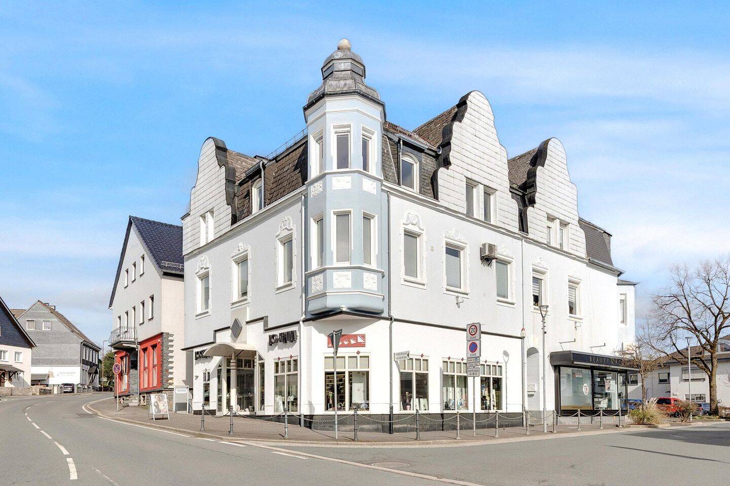 Immobilie in Halver - Stadtbildprägendes saniertes Wohn- und Geschäftshaus im Herzen von Halver - Bild 0