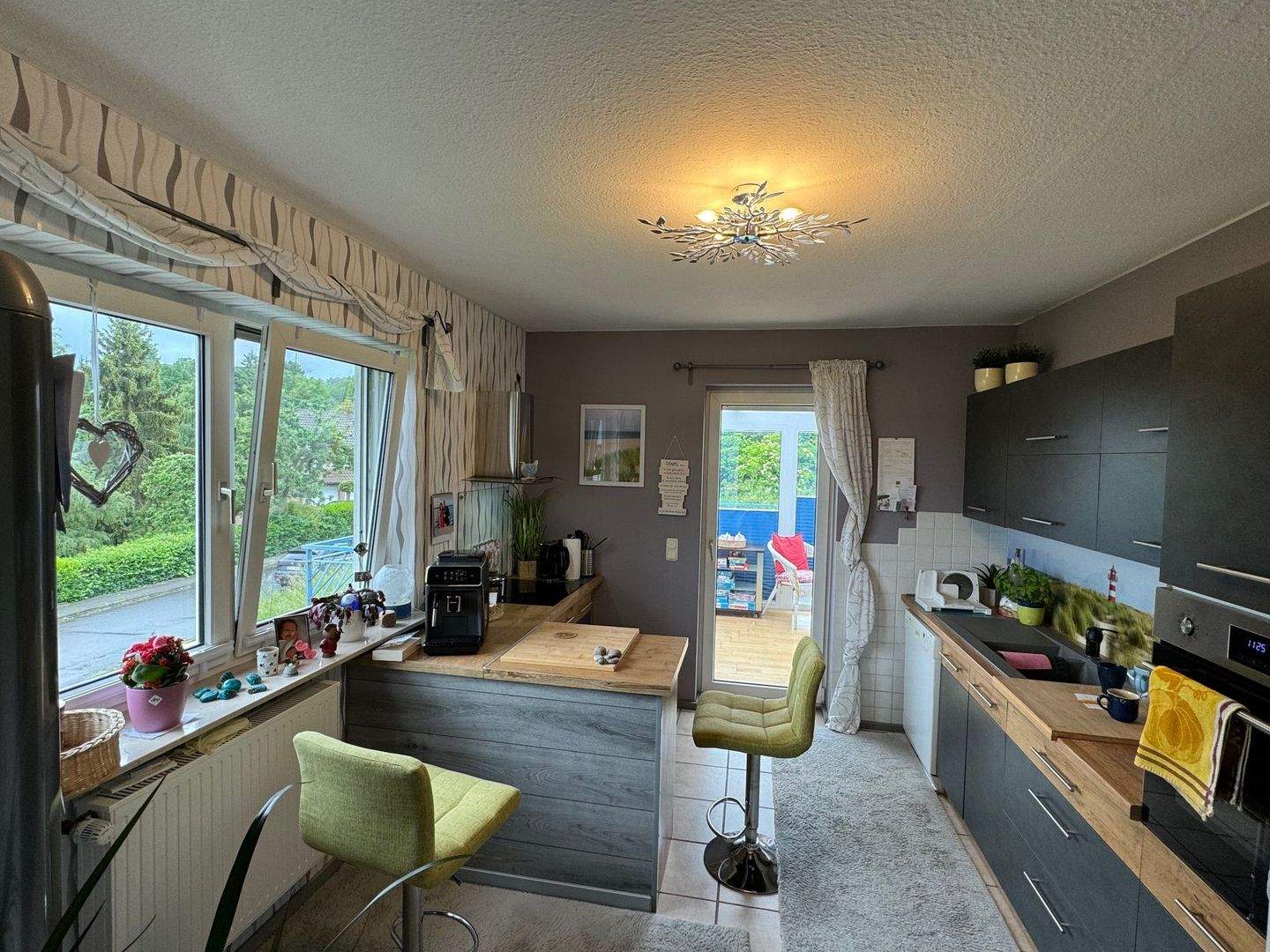 Immobilie in Naumburg - Gepflegtes Zweifamilienhaus mit Südgrundstück, PV-Anlage & vermieteter Einheit in Naumburg (Hessen) - Bild 4