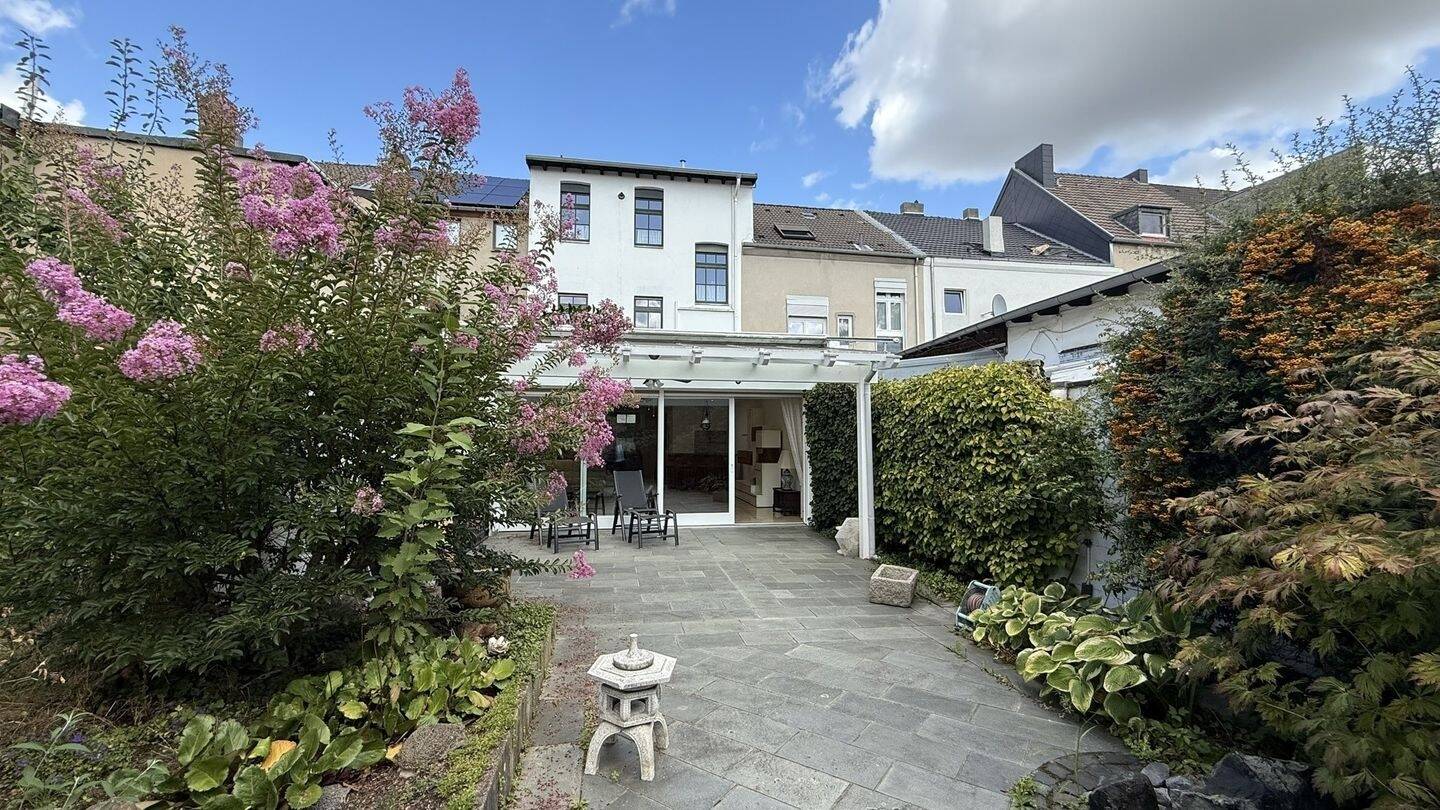 *** Charmantes Reihen-Mittelhaus mit großzügigem Wohnraum und modernem Komfort ***