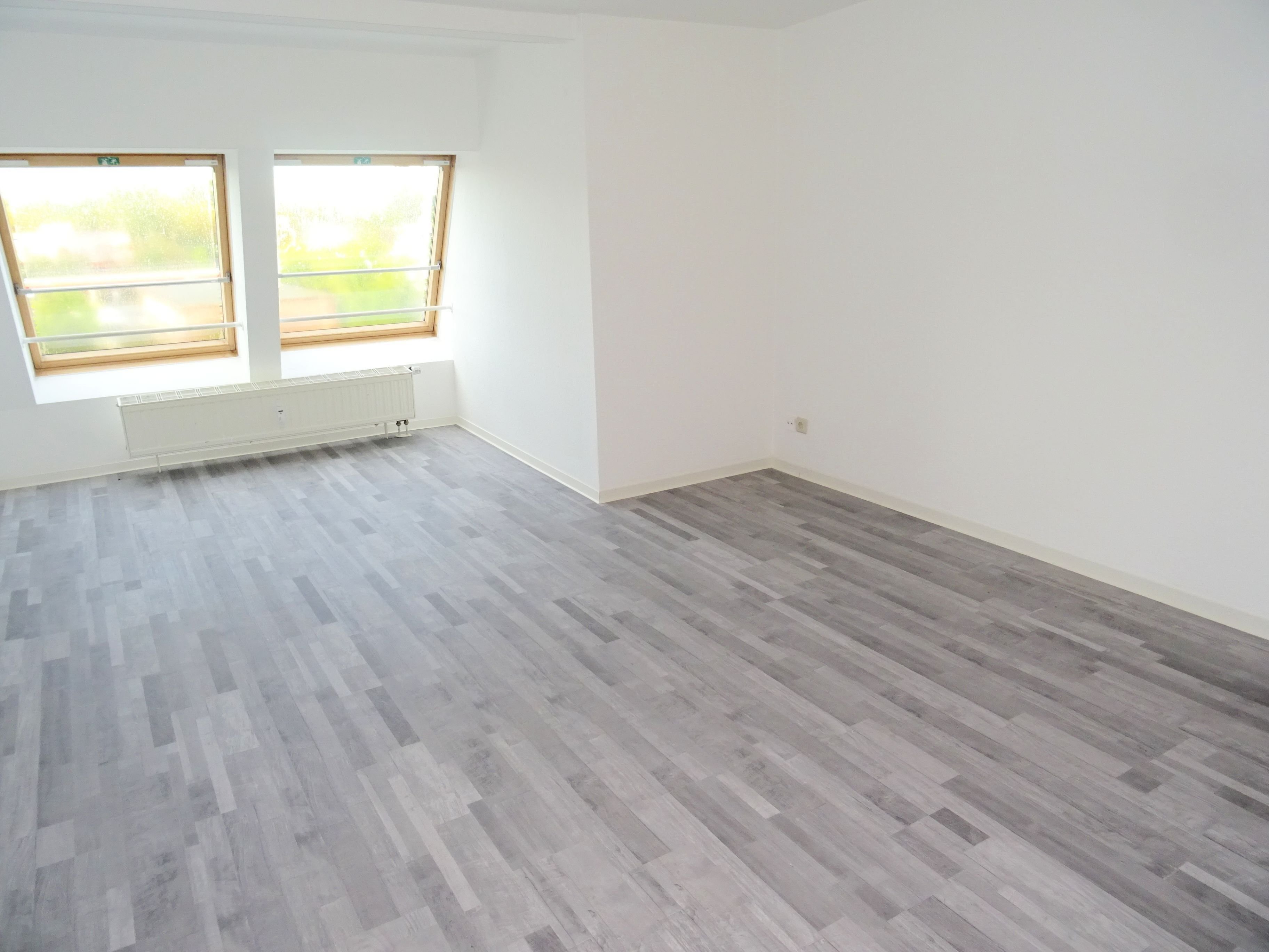 Wohnung zur Miete 340 € 3 Zimmer 64 m²<br/>Wohnfläche 3.<br/>Geschoss ab sofort<br/>Verfügbarkeit Reichenbacher Straße / Freiheitsiedlung 412 Zwickau 08056