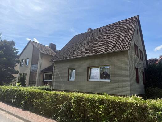 Haus zum Kauf 690.000 € 11 Zimmer 250 m² 1.001 m² Grundstück frei ab sofort Gottfried-Keller-Straße 2 Alt-Laatzen Laatzen 30880