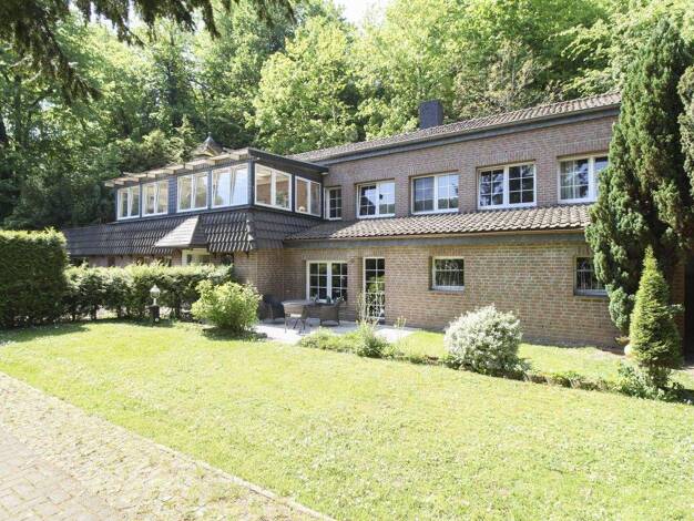 Mehrfamilienhaus zum Kauf provisionsfrei als Kapitalanlage geeignet 549.000 € 12 Zimmer 588 m² 2.238,3 m² Grundstück Bodenwerder 37619