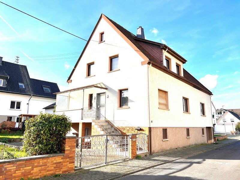 Einfamilienhaus zum Kauf 299.500 € 9 Zimmer 205 m²<br/>Wohnfläche 750 m²<br/>Grundstück Niederneisen 65629