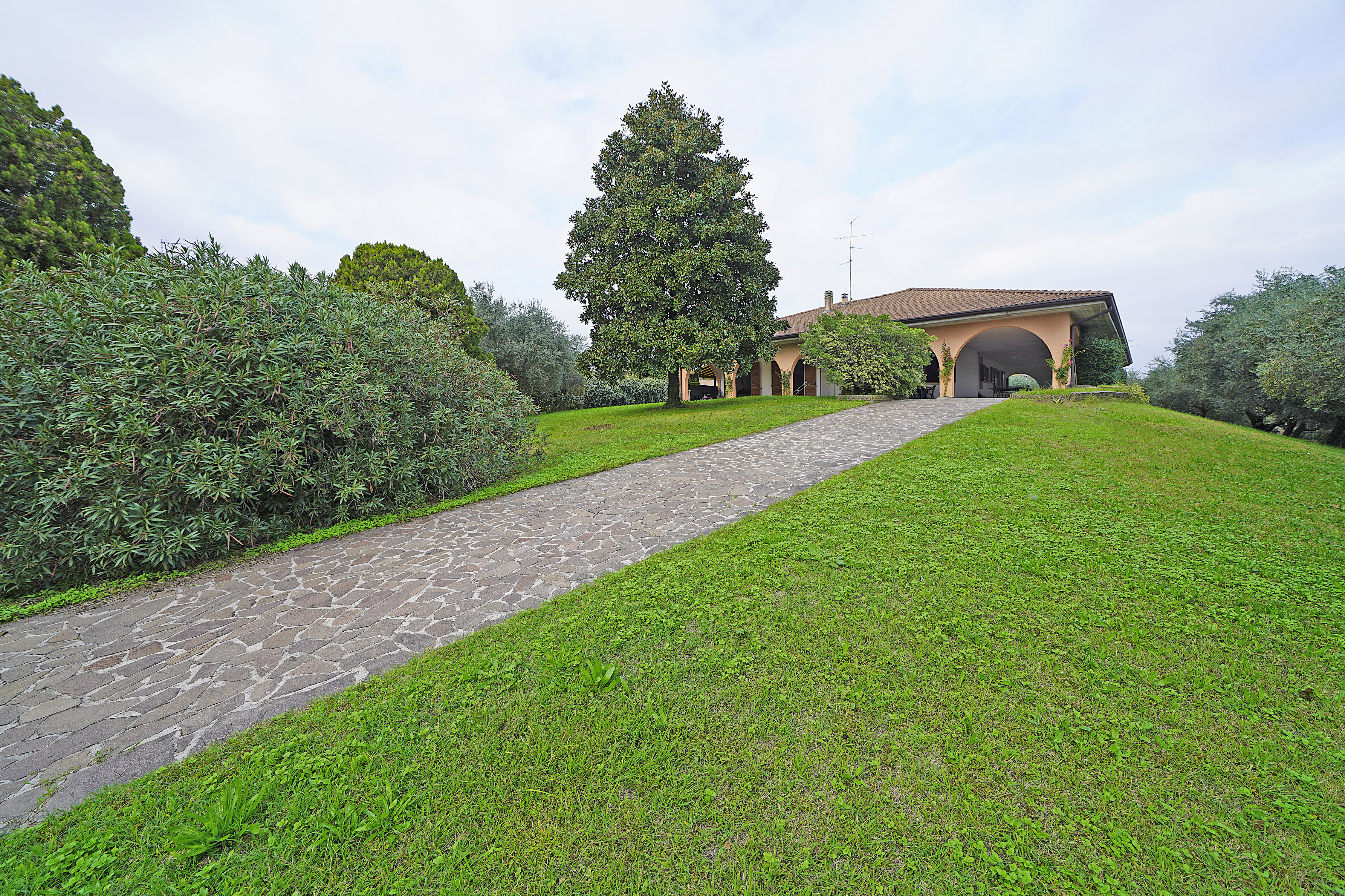 Haus zum Kauf 1.250.000 € 8 Zimmer 740 m²<br/>Wohnfläche ab sofort<br/>Verfügbarkeit Via Pietro Ghirardi Moniga del Garda