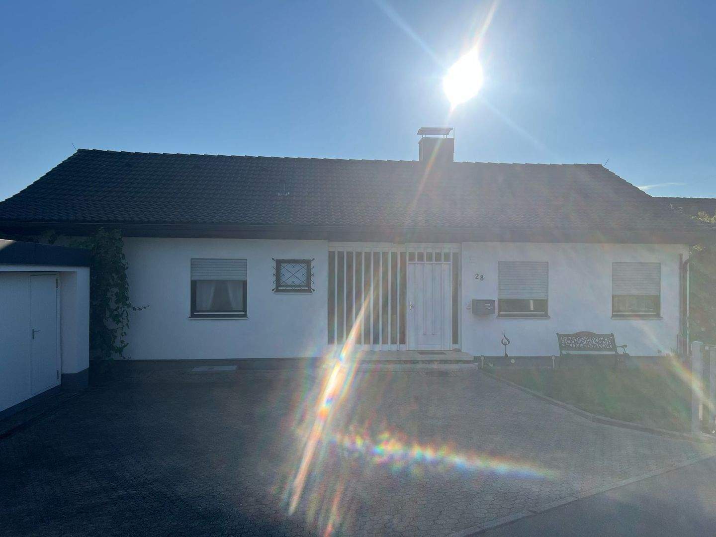 Immobilie in Lörrach - Geräumiges Familienhaus mit 8 Zimmern in Lörrach-Brombach mit separater Einliegerwohnung - Bild 1