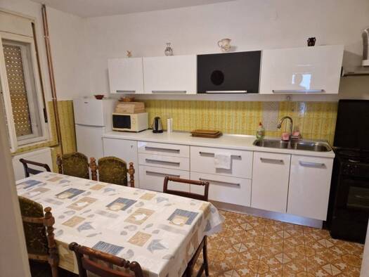Einfamilienhaus zur Miete 3.100 € 6 Zimmer 200 m² Zagreb 10000