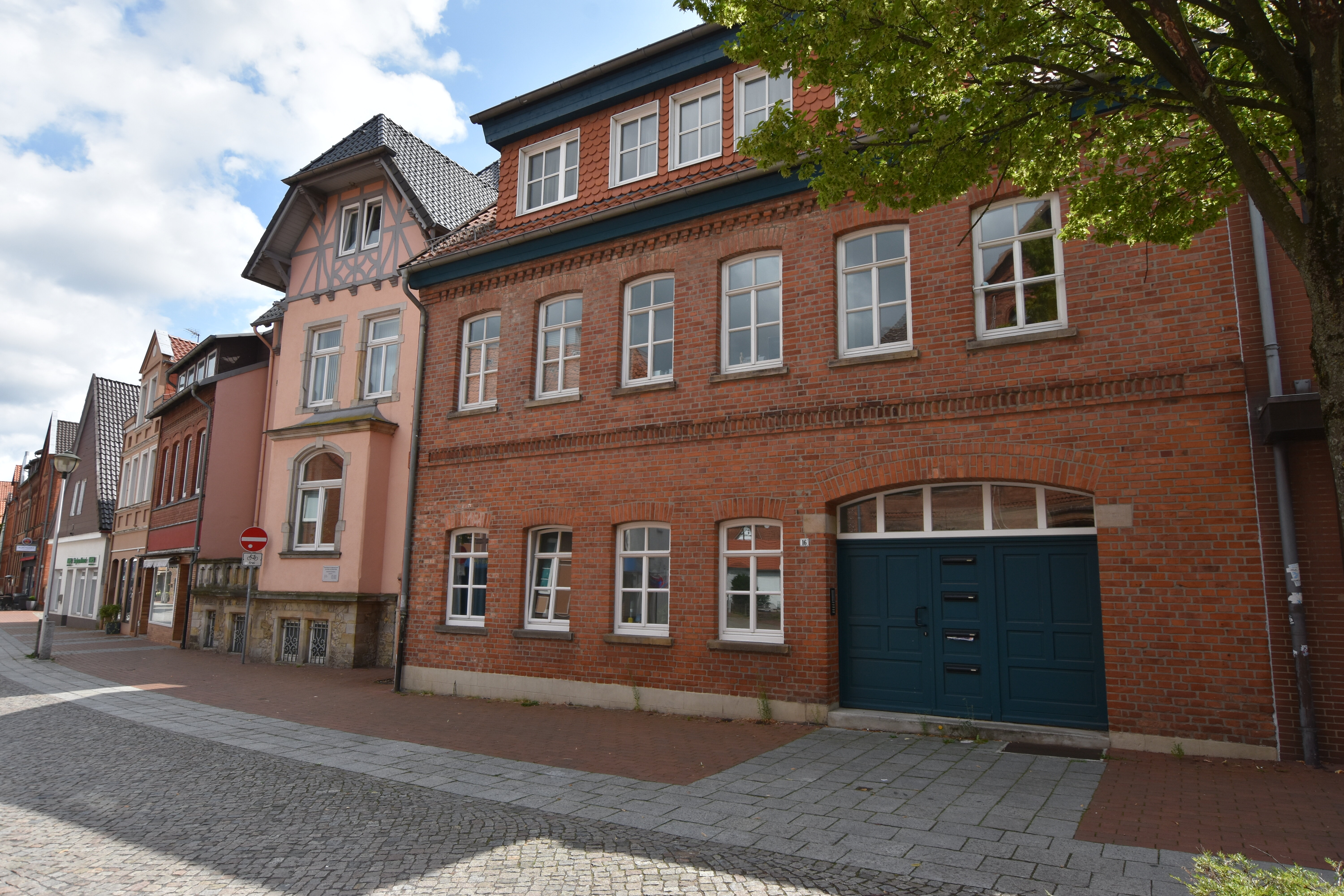 Mehrfamilienhaus zum Kauf 349.900 € 14 Zimmer 410 m²<br/>Wohnfläche 559 m²<br/>Grundstück Hessisch Oldendorf Hessisch Oldendorf 31840