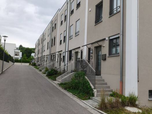 Reihenhaus zur Miete 2.000 € 5 Zimmer 118 m² 136 m² Grundstück frei ab 01.09.2025 Regensburg 93055