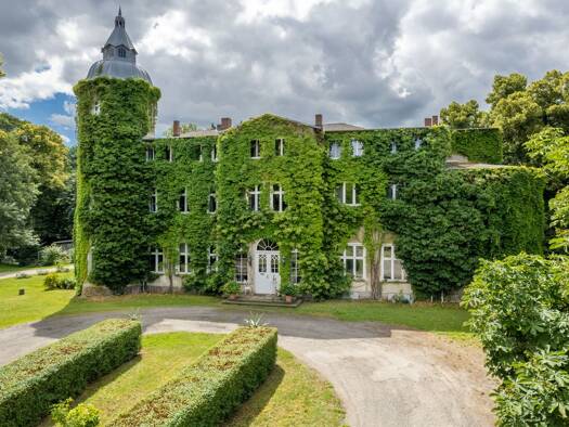 Schloss zum Kauf 1.600.000 € 50 Zimmer 2.500 m² 76.518 m² Grundstück Wesselstorf Selpin 18195