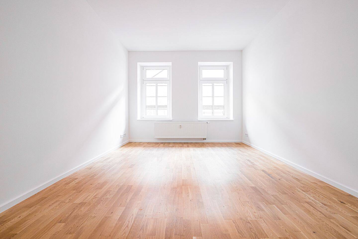 Mit Balkon & Wannenbad: 2,5-Zimmer-Wohnung in denkmalgeschütztem Altbau – Wiederitzscher Straße 25, 4155 Leipzig – Bild 1 von 15