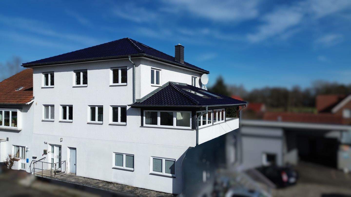 Immobilie in Westerstede - Großzügiges Einfamilienhaus mit ca. 217 m² Wohnfläche, ausgebautem Dachgeschoss, Loggia, Wintergarten und Wärmepumpe in Westerstede - Bild 2