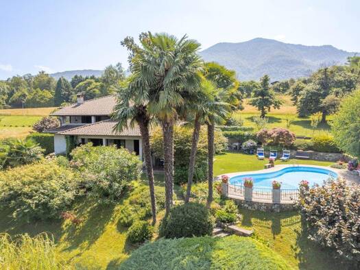 Villa zum Kauf 970.000 € 7 Zimmer 340 m² 2.000 m² Grundstück Lake view Porto Valtravaglia 21010