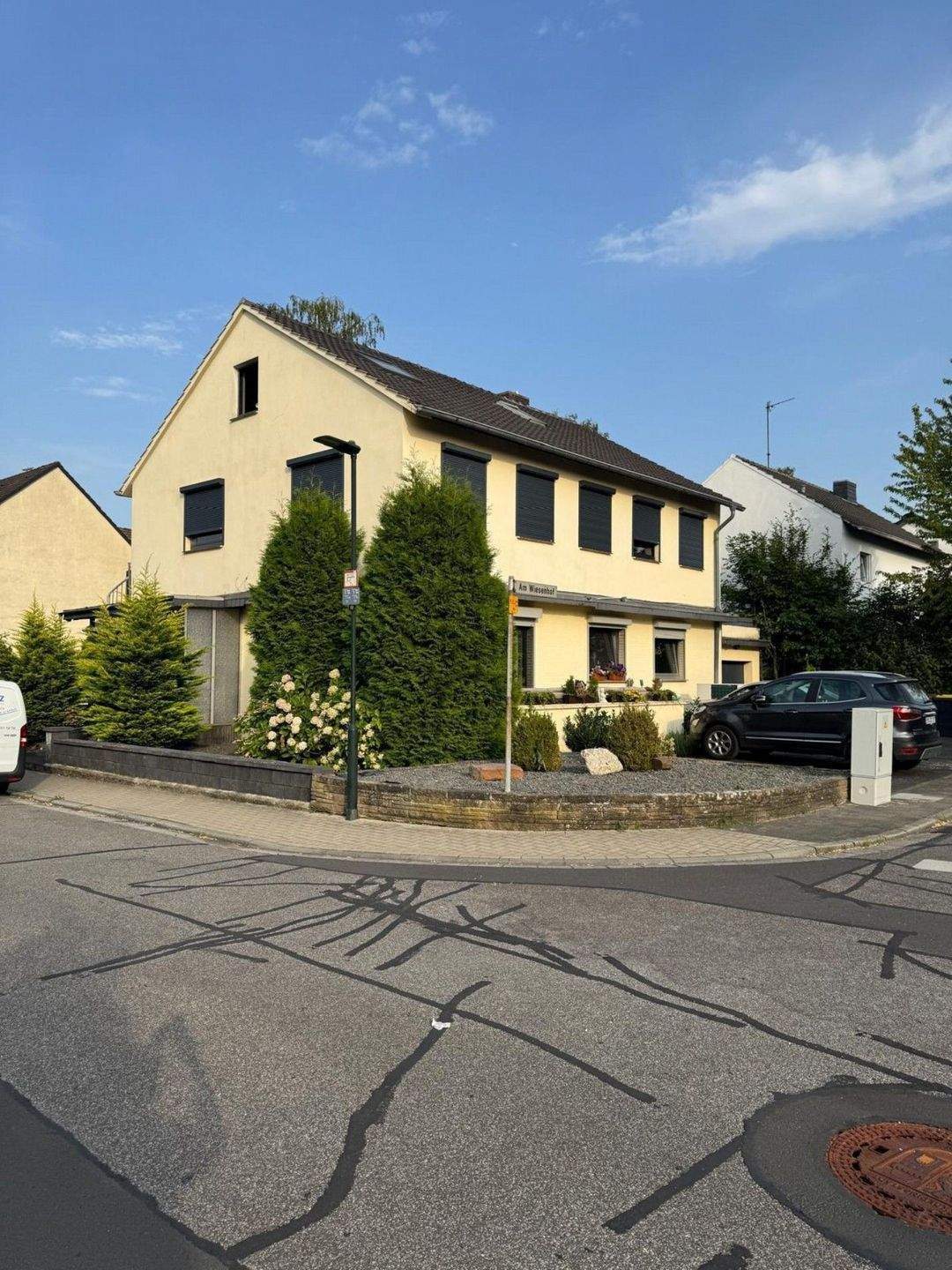 Immobilie in Kerpen - Dreifamilienhaus auf attraktivem Eckgrundstück in Kerpen Buir - Bild 0