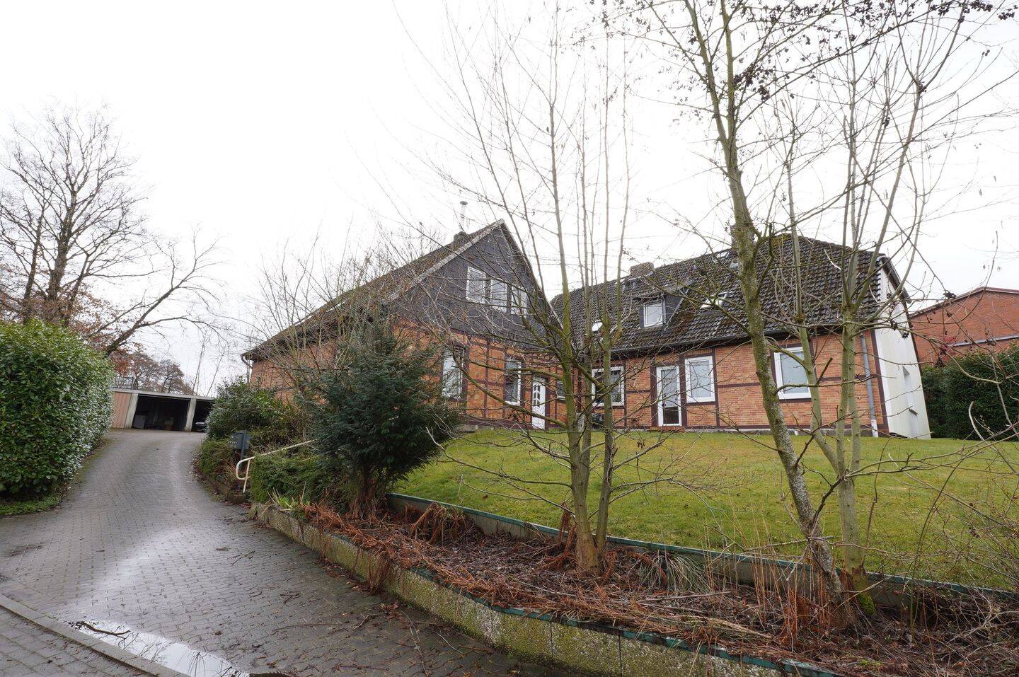 Immobilie in Bad Fallingbostel - Solides Zinshaus mit 6 Wohneinheiten und 4 Garagen! - Bild 0