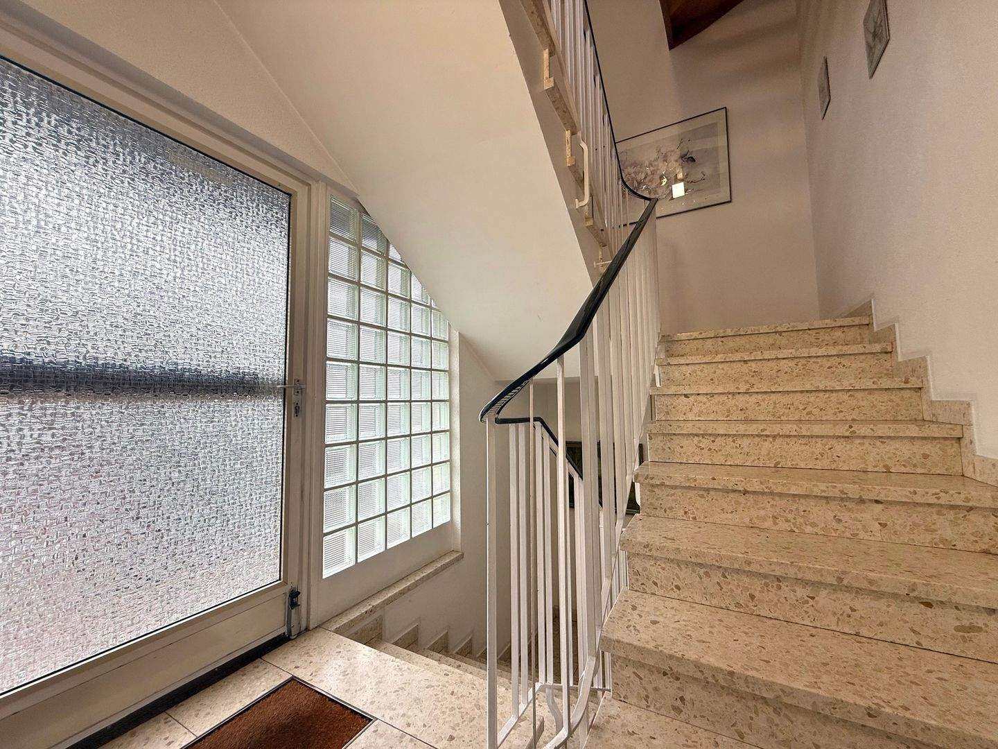 Immobilie in Ilvesheim - Ideal für Selbstnutzer und Kapitalanleger: Gepflegtes Mehrfamilienhaus mit Garten und Garage - Bild 3