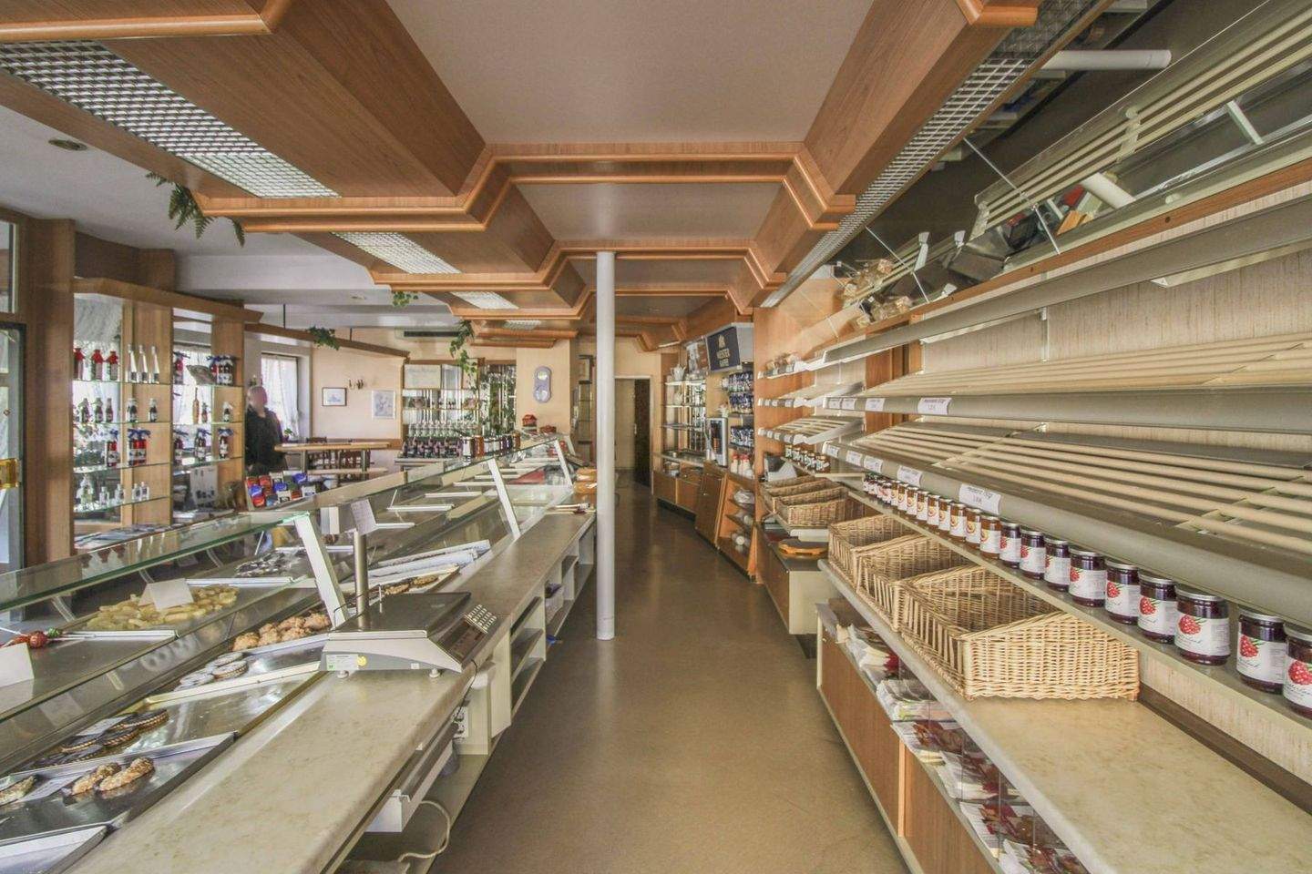 Immobilie in Königsfeld im Schwarzwald - 3 Wohnungen + 3 Apartments + Bäckerei im Herzen der Kurstadt Königsfeld - Um- und Ausbaupotential - Bild 4