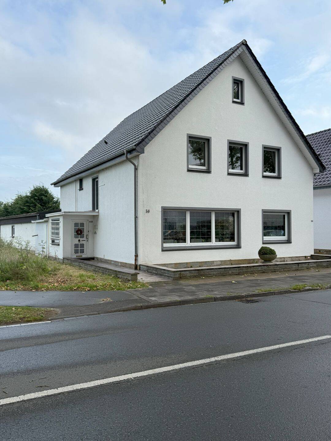 freistehendes 2-1/2 geschoss. Zweifamilienwohnhaus mit großzügigem Grundstück in Lipperode