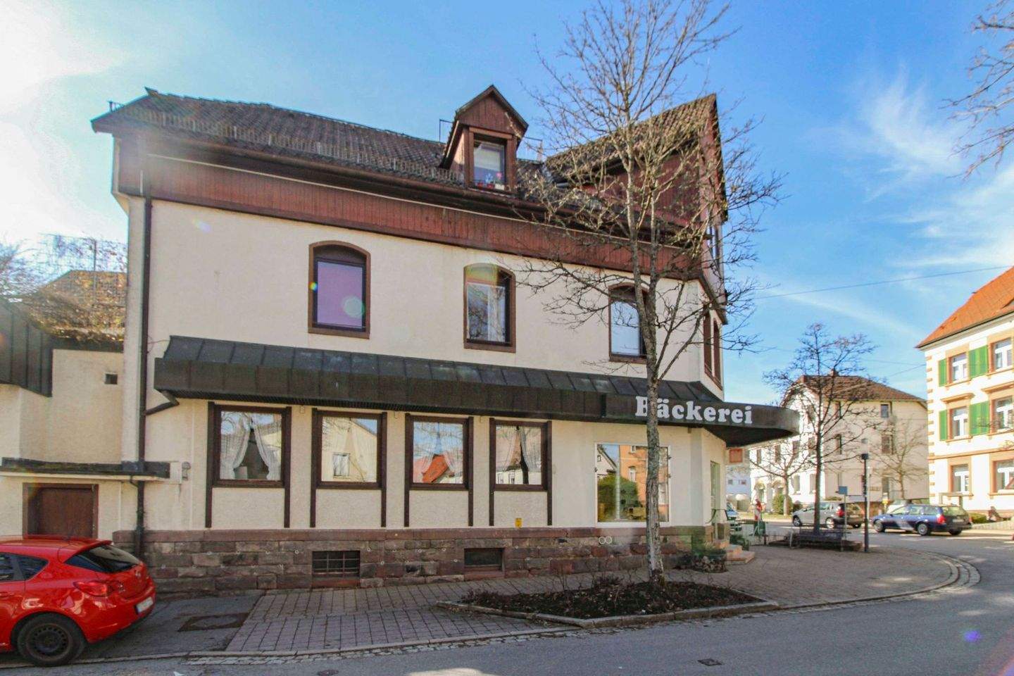 Immobilie in Königsfeld im Schwarzwald - 3 Wohnungen + 3 Apartments + Bäckerei im Herzen der Kurstadt Königsfeld - Um- und Ausbaupotential - Bild 0