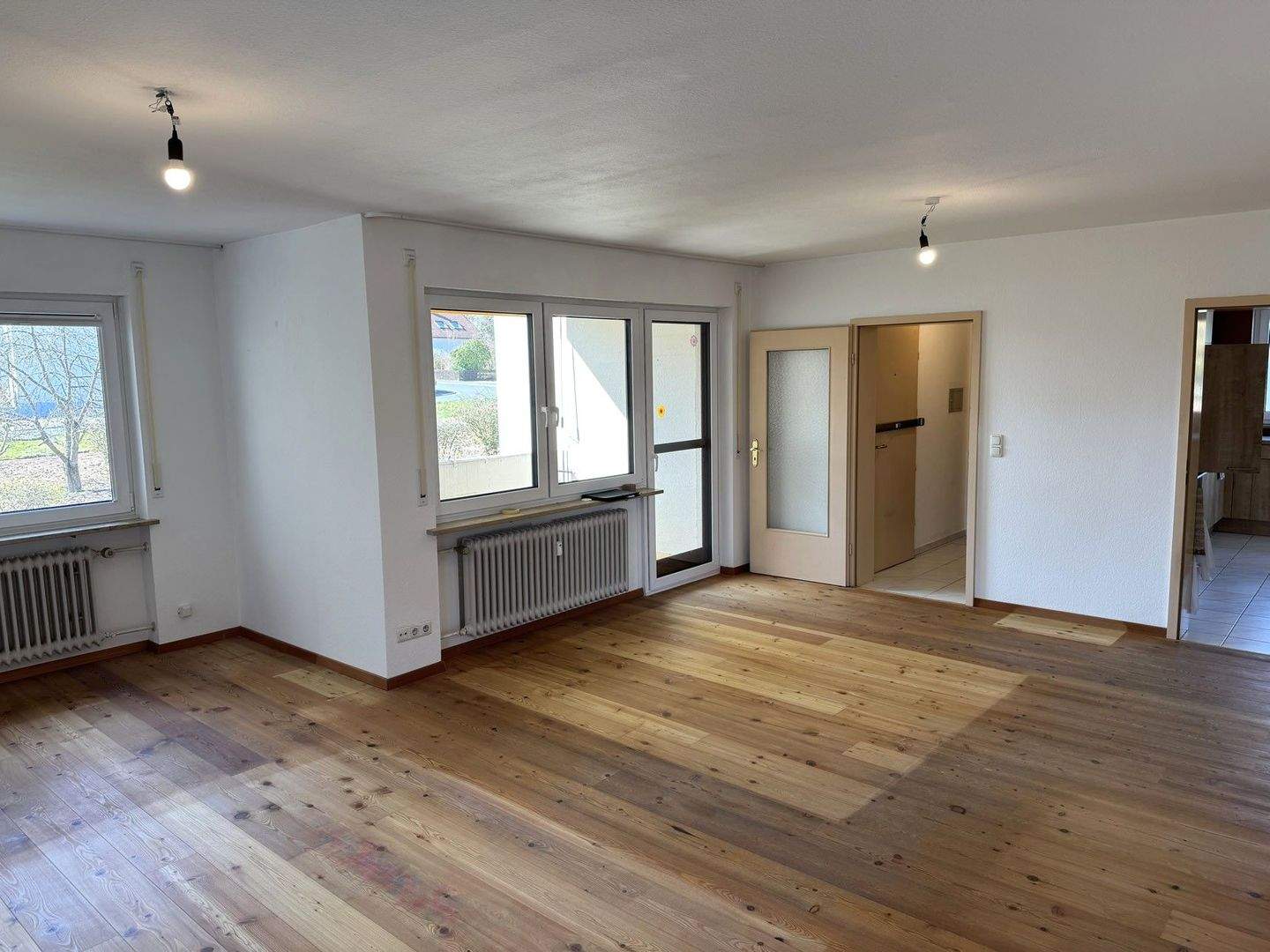 Immobilie in Hemhofen - Großzügige und helle 3,5-Zimmer-Wohnung mit Südbalkon und PKW-Garage in ruhiger und beliebter Lage von Hemhofen - Bild 2