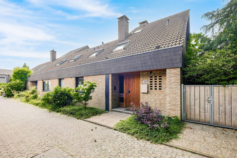 Mehrfamilienhaus zum Kauf 895.000 € 7 Zimmer 250 m² 297 m² Grundstück Bertha-von-Suttner-Straße 43 Hellerhof Düsseldorf 40595