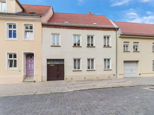 Reihenmittelhaus zum Kauf 280.000 € 7 Zimmer 214 m² 741 m² Grundstück frei ab sofort Stendal 39576