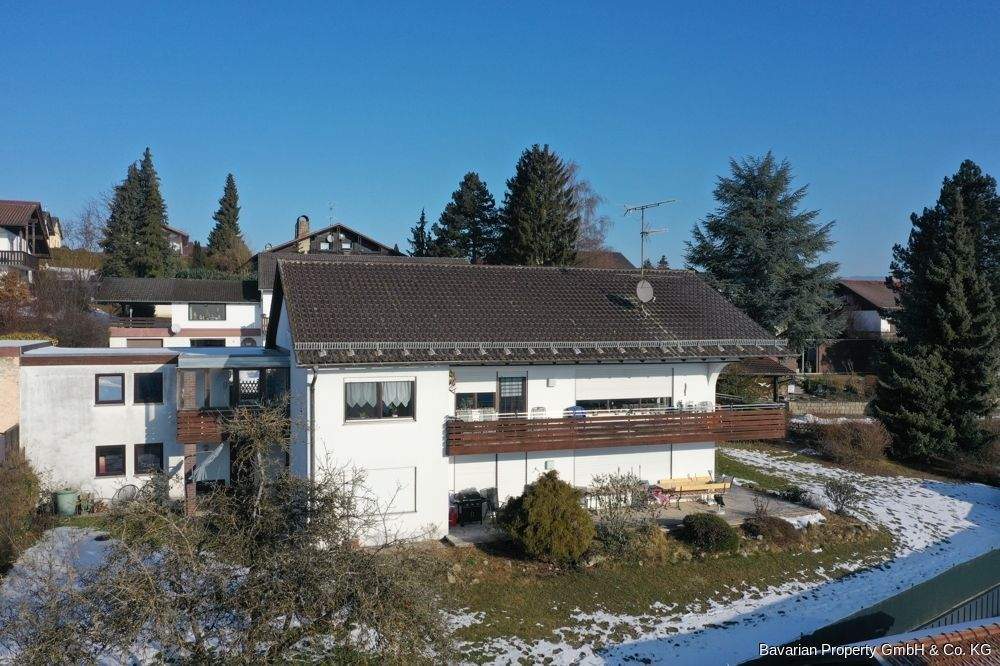 Immobilie in Mitterfels - Großzügiges Zweifamilienhaus mit herrlichem Ausblick in Mitterfels - Bild 2