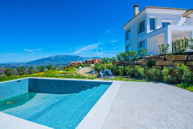 Villa zum Kauf 2.400.000 € 5 Zimmer 573 m² 2.852 m² Grundstück Marbella East 29600