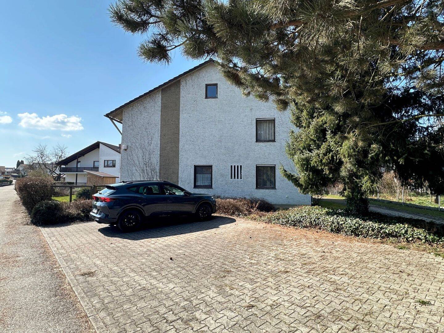 Immobilie in Eiselfing - Hier zählt die Lage - Großes Ein- bzw. Zweifamilienhaus mit Potenzial - Bild 1